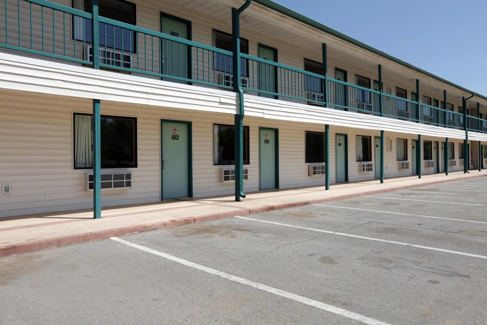Econo Lodge Inn & Suites Enid Exterior photo